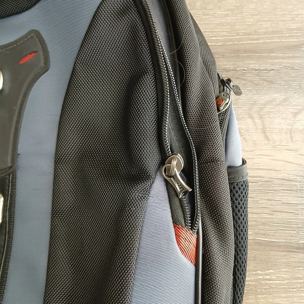 Swiss Tech broken zipper